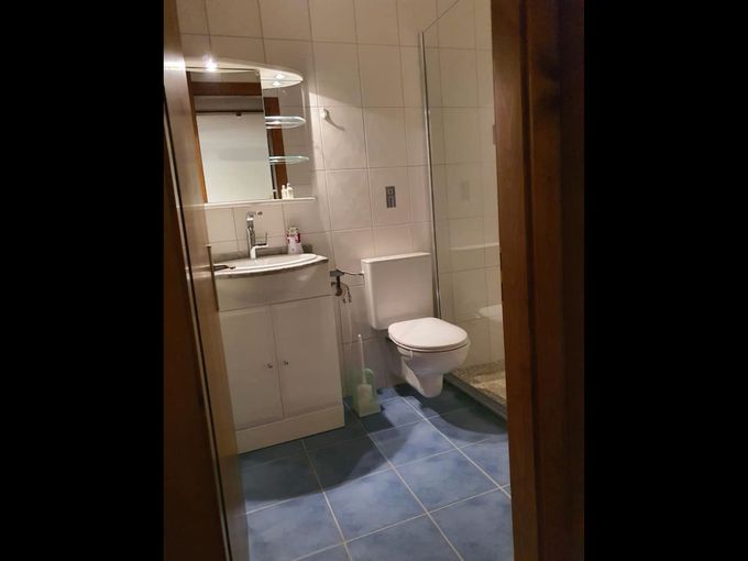La salle de bain est équipée d’une douche italienne.

The bathroom with a spacious levelled shower that has been, disposing of a mirror cabinet!

Badezimmer mit flacher großzügiger Dusche, großem Spiegelschrank.