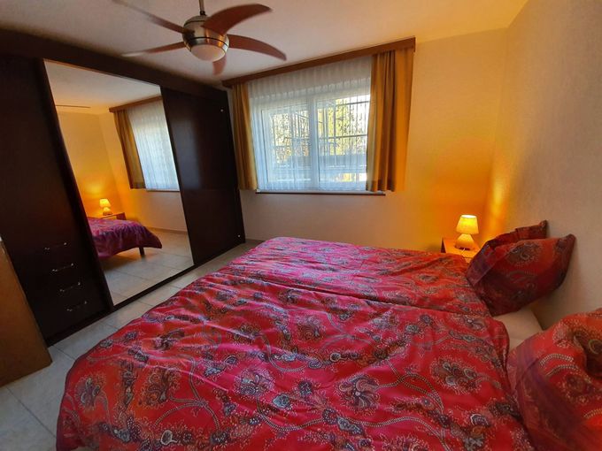 Im Schlafzimmer finden Sie ein Doppelbett mit zwei Matratzen (je 90x200 cm),
zwei Nachttischen mit Lampen und einen Kleiderschrank.